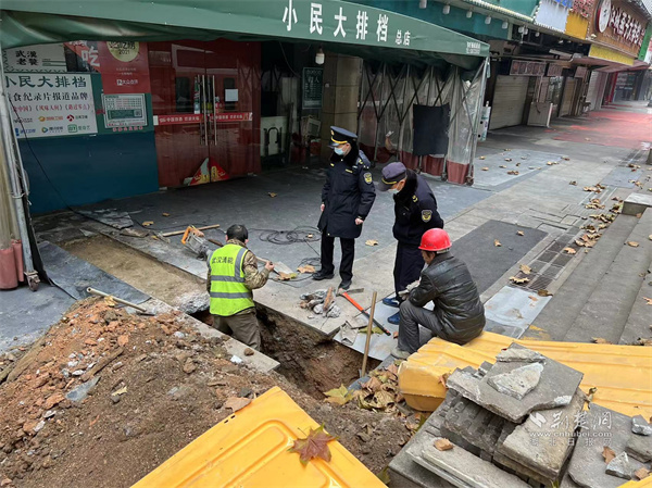 执法队员现场查看施工作业情况.jpg