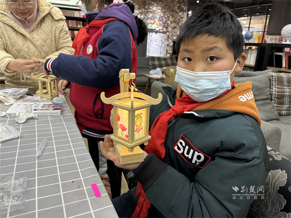 学生制作廉灯.jpg