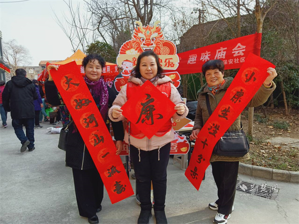 志愿者和退休党员为辖区党员群众送上一场“廉”味十足、春“廉”大餐，.jpg