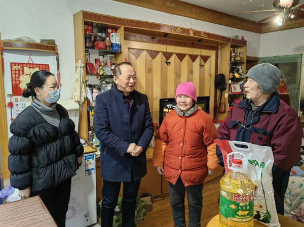 人大代表上门慰问困难群众1.png.png
