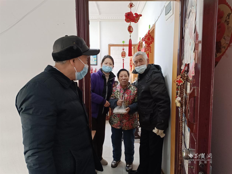 党员志愿者为独居老人送饺子.png.png