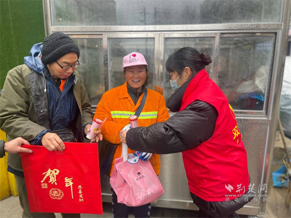 为环卫工人送腊八粥和酸奶.jpg