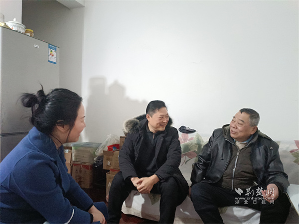 人大代表陈志浩在梅花苑社区走访慰问.jpg