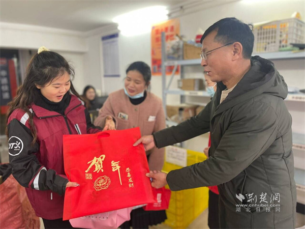 送福和腊到粥到辖区圆通快递站，慰问新就业群体.jpg