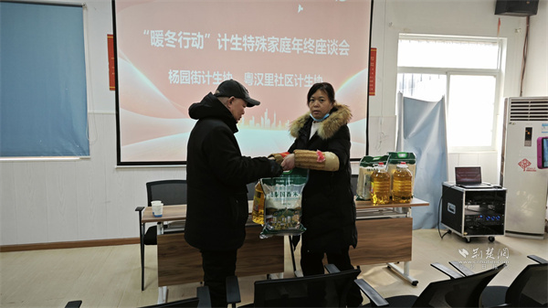 送上春节慰问品.jpg