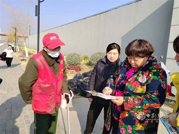 向游客发放环境保护宣传资料.jpg