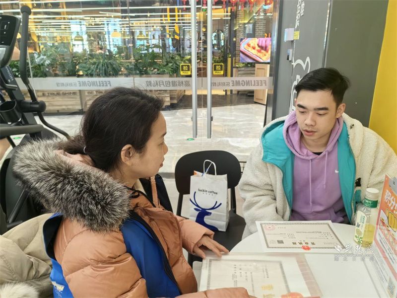 网格员为熊伟解读政策.jpg.jpg