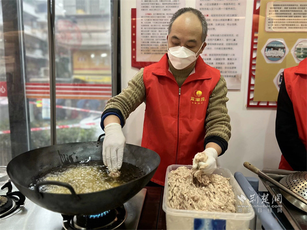 双湖园酒店大师傅现场制作招牌生炸丸子.jpg