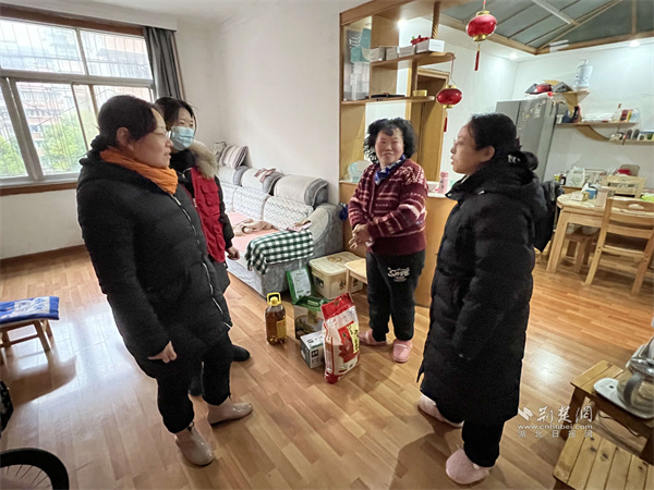 走访看望困难职工.jpg