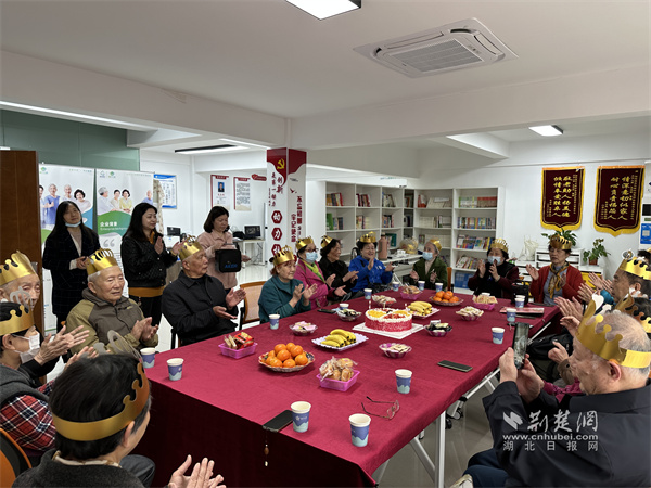 中央花园社区老年服务中心开展长者生日会.jpg