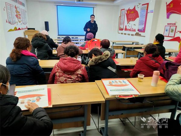 保险公司工作人员现场讲解理赔流程.jpg