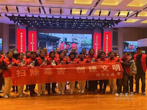 禁毒社工和现场群众合影.png.png