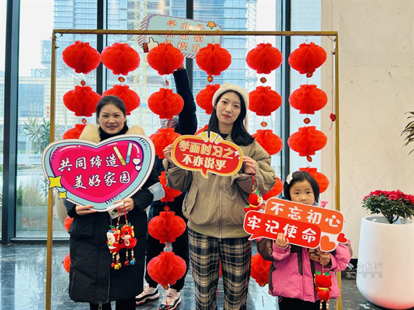 参加活动的企业职工.png.png