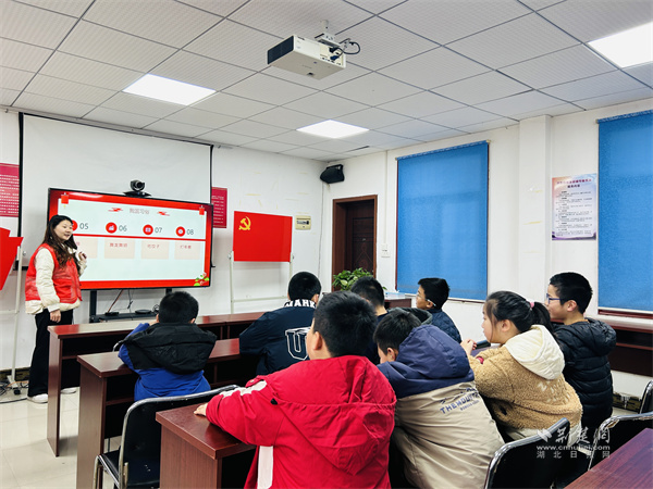 社区工作人员介绍四大发明之一的活字印刷术.jpg