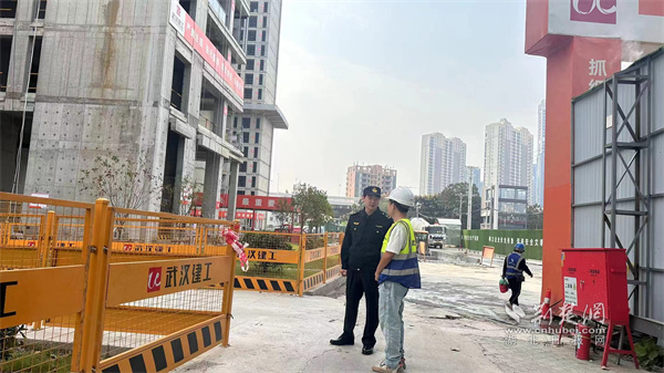 执法队员巡查辖区内在建项目.jpg