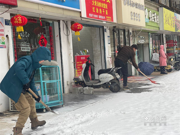 巡司河沿线商户各扫门前雪.jpg