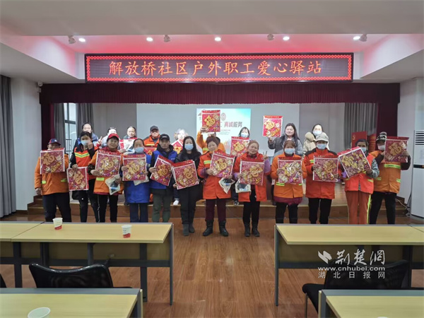 爱心驿站冬季送温暖活动集体合影.jpg
