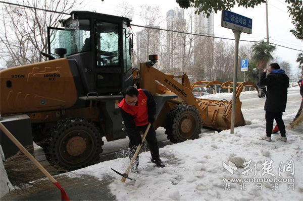 中国电建集团武汉重工装备有限公司出动铲车破冰除雪.jpg