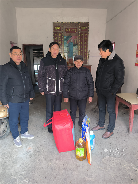 上门慰问脱贫户.png.png