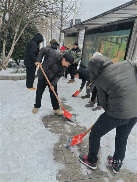轻工设计院帮忙清扫公交站积雪.jpg