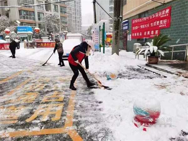 清理冰面.jpg