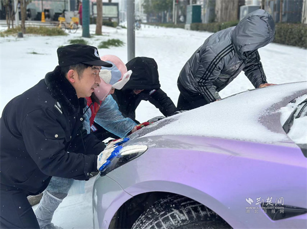 城南社区工作者、物业保安和志愿者们合力推车.jpg