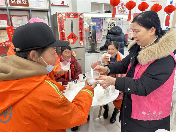 为户外工作者送汤圆.jpg