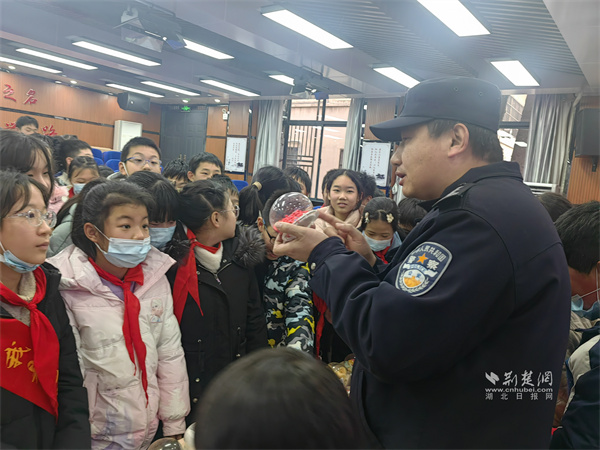 展示毒品模型.jpg