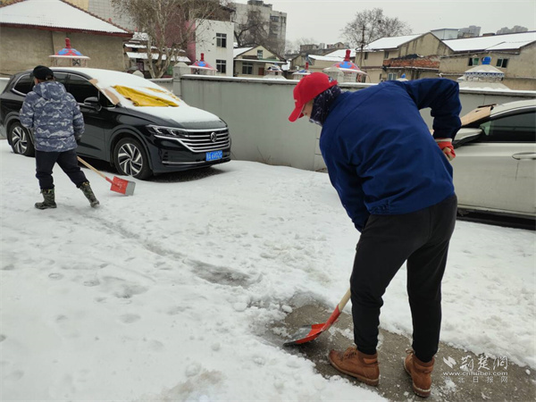 志愿者黄金磊参与铲雪除冰行动.jpg