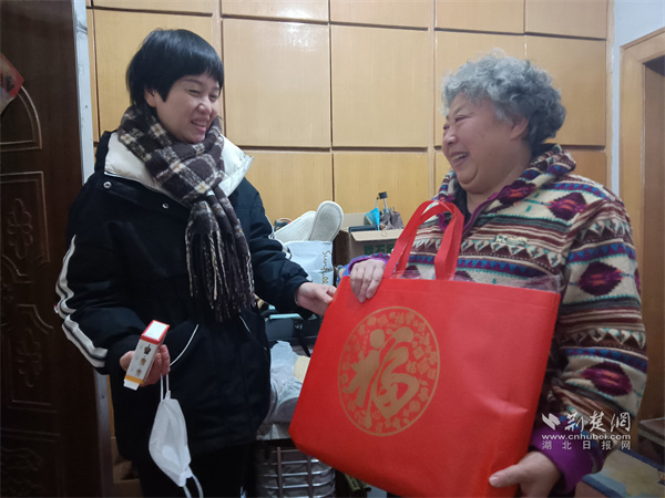 社区网格员帮蔡琳老人送菜到家.jpg