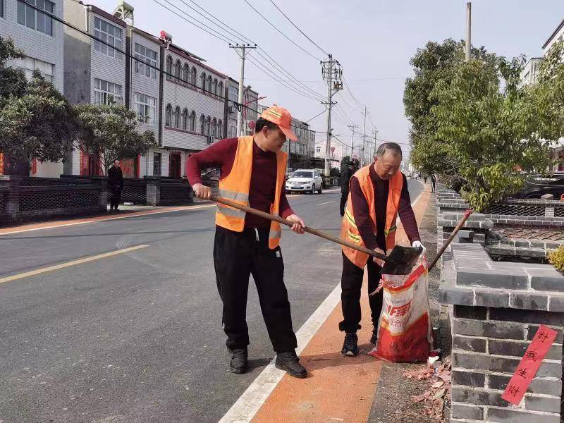 1xbet体育app春节我在岗：云梦养护工人坚守岗位 公路保洁不停歇(图2)