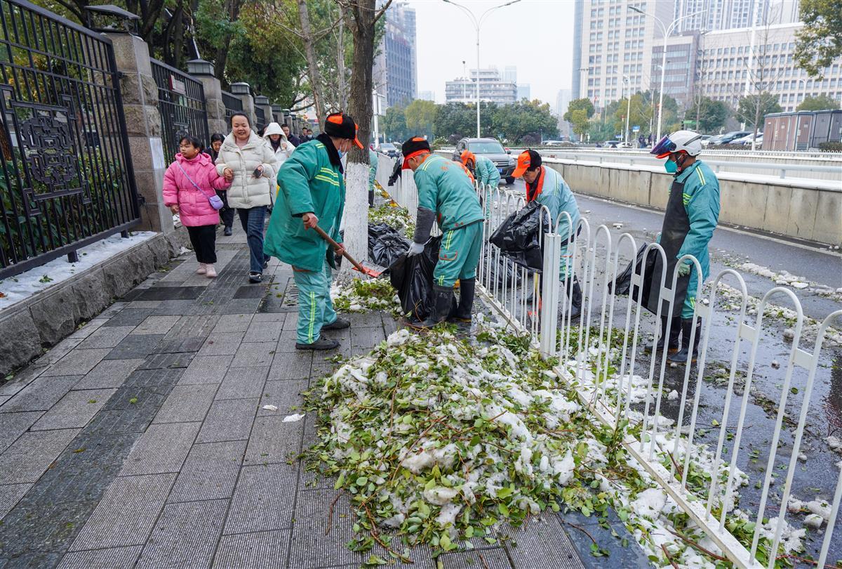 赢博体育app：克服疲劳再奋战8小时20名保洁员擦亮省博周边窗口路面(图4)