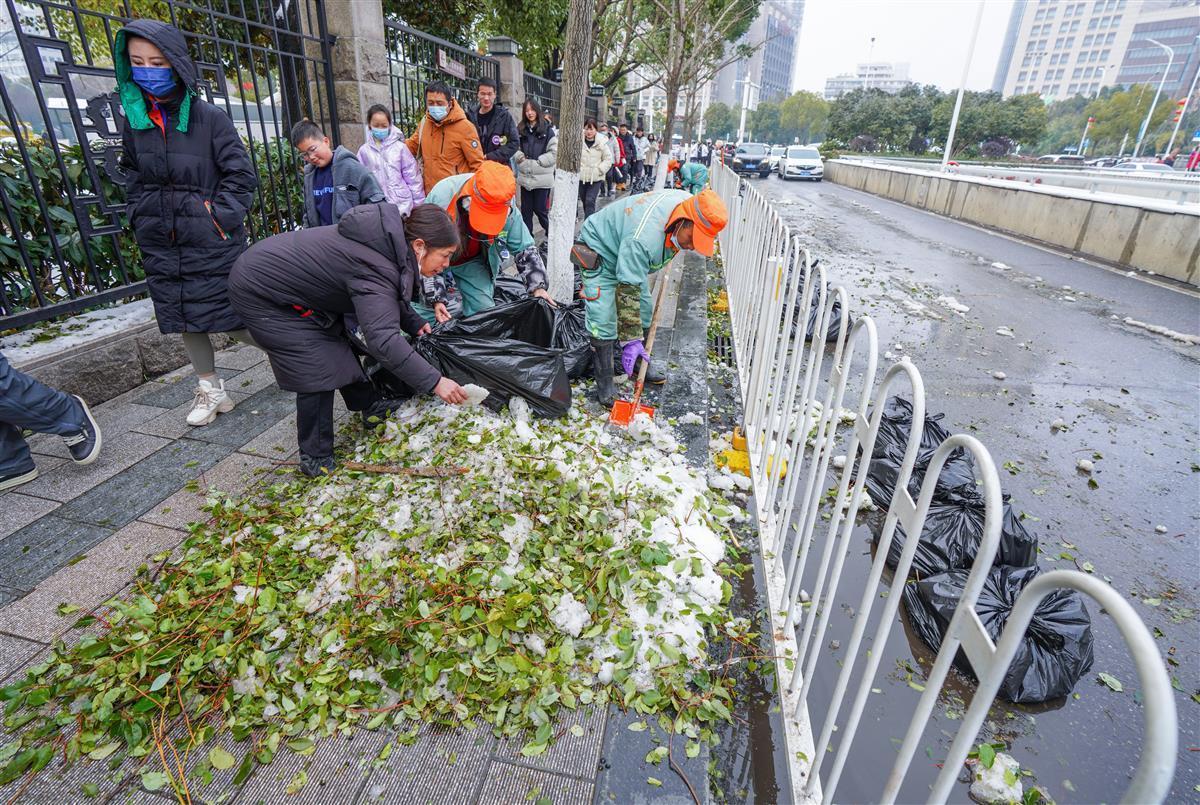 赢博体育app：克服疲劳再奋战8小时20名保洁员擦亮省博周边窗口路面(图3)