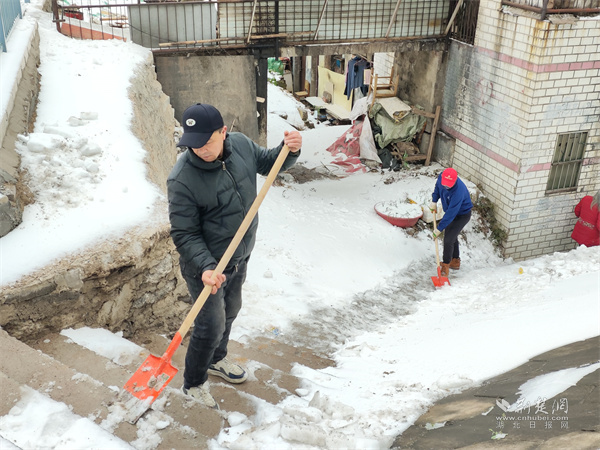 新疆群众艾力主动扫除楼梯口的冰雪.jpg
