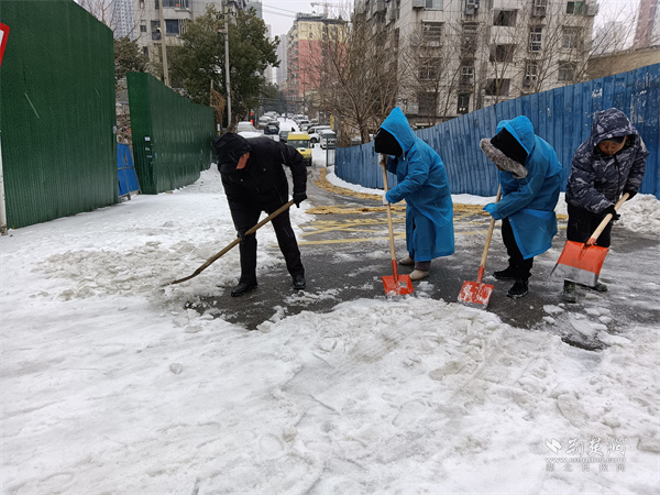 老党员李开雨带领党员居民共同铲雪.jpg