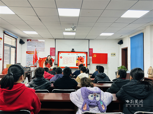 社区工作人员介绍我国文化习俗.jpg