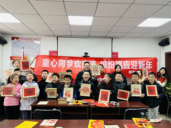 青少年展示自己的拓印作品.jpg