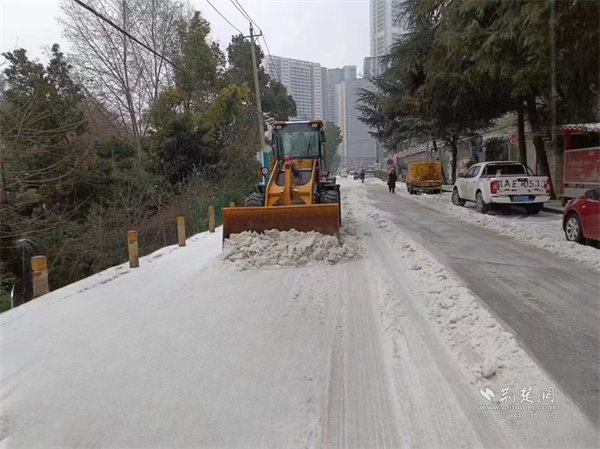 铲雪车在老武金堤路上开展作业.jpg