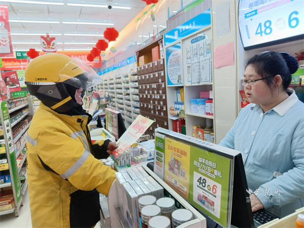外卖骑手向辖区商户宣传消防安全.jpg
