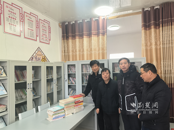 向村委赠送学习书籍.png.png