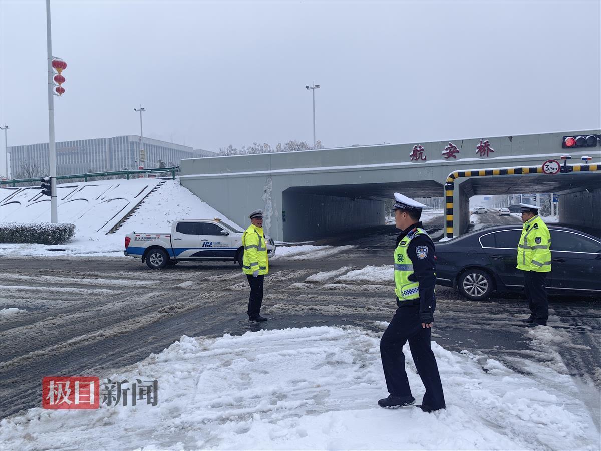 湖北机场公安战冰雪保畅通