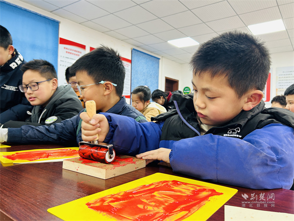青少年们正在进行年画拓印.jpg