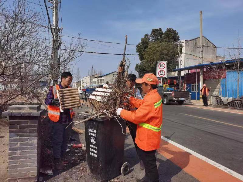 博业体育春节我在岗：云梦养护工人坚守岗位 公路保洁不停歇(图1)