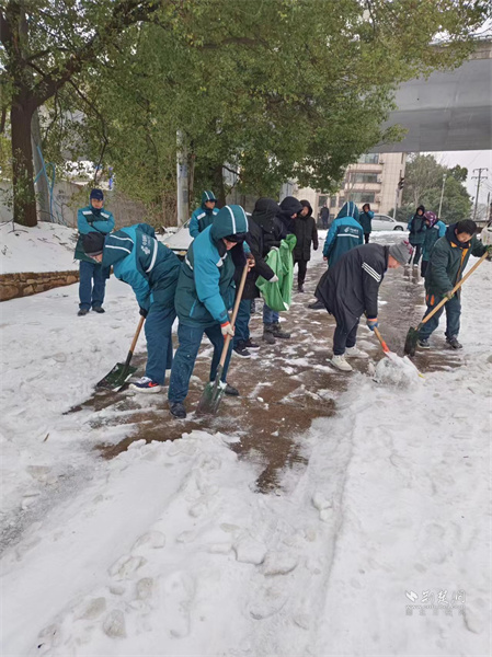 辖区企业中物物流自发组织人员参与铲雪除冰行动.jpg
