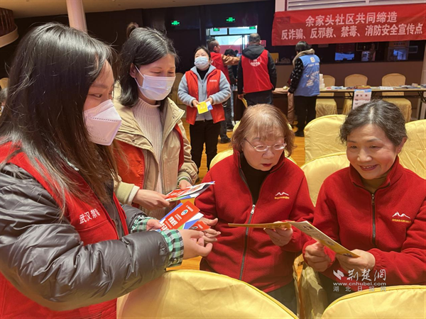 禁毒社工现场普及禁毒知识.png.png