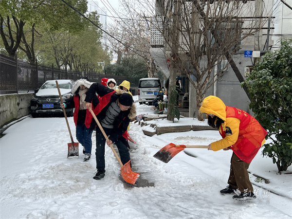 下沉单位区总工会扫雪.jpg