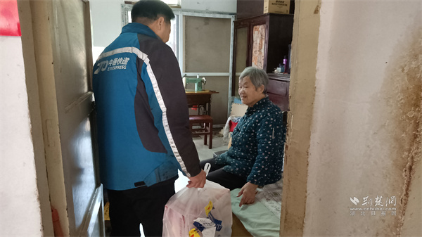 快递小哥为辖区高龄老人代购生活用品.jpg