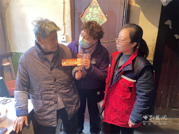 给困难老人送爱心餐卷.jpg