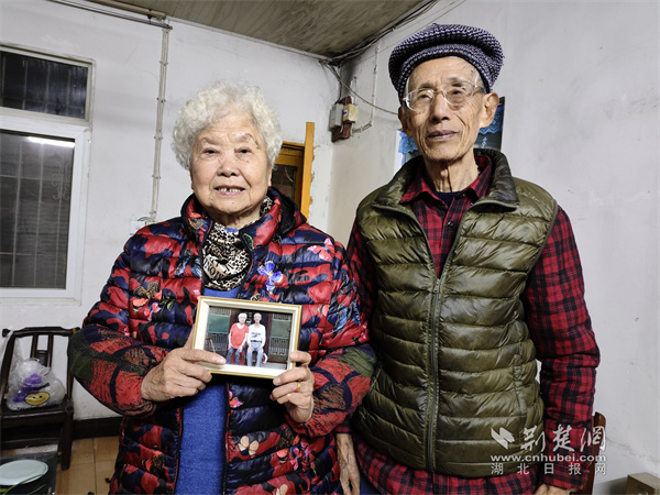 张兴福夫妇领取金婚照片.jpg