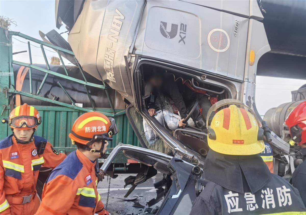 半挂车发生车祸司机被困，消防救援人员全力开展救援 荆楚网 湖北日报网 1735